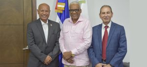 El director general de Jubilaciones y Pensiones, licenciado Juan Rosa, recibió este miércoles en su despacho al cónsul general de la República Dominicana en San Martin, Demetrio Antonio Fernández Mena y al viceministro de Interior y Policía,  Fernando Norberto