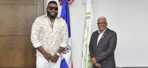 Director Pensiones recibe a expelotero David Ortiz