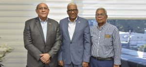 El director general de Jubilaciones y Pensiones, licenciado Jua Rosa, recibió en su despacho la visita cortesía del licenciado Rafael Santos Badía, director general del Instituto Nacional De Formación Técnico Profesional (INFOTEP), quienes abordaron temas de interés interinstitucional.