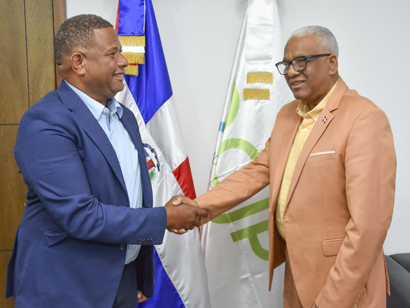 EL director general de Jubilaciones y Pensiones, licenciado Juan Rosa, recibió en su despacho al alcalde por el municipio de Guerra, César Rojas.