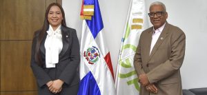 El director general de Jubilaciones y Pensiones, licenciado Juan Rosa, recibió en su despacho a la diputada por la provincia San Juan de la Maguana, Fabiana Tapia Valenzuela.