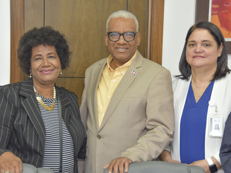 Licenciado Juan Rosa recibe comisión de ANPAPEN. 