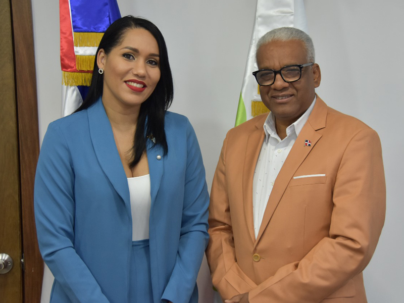 El director general de Jubilaciones y Pensiones a Cargo del Estado (DGJP), licenciado Juan Rosa, recibió la visita de cortesía de la periodista y presidenta de la Federación Dominicana por los Derechos de los Animales (FEDDA), licenciada Lorenny Solano, con quien abordó temas afines para ambas partes. El director general de Jubilaciones y Pensiones a Cargo del Estado (DGJP), licenciado Juan Rosa, recibió la visita de cortesía de la periodista y presidenta de la Federación Dominicana por los Derechos de los Animales (FEDDA), licenciada Lorenny Solano, con quien abordó temas afines para ambas partes.