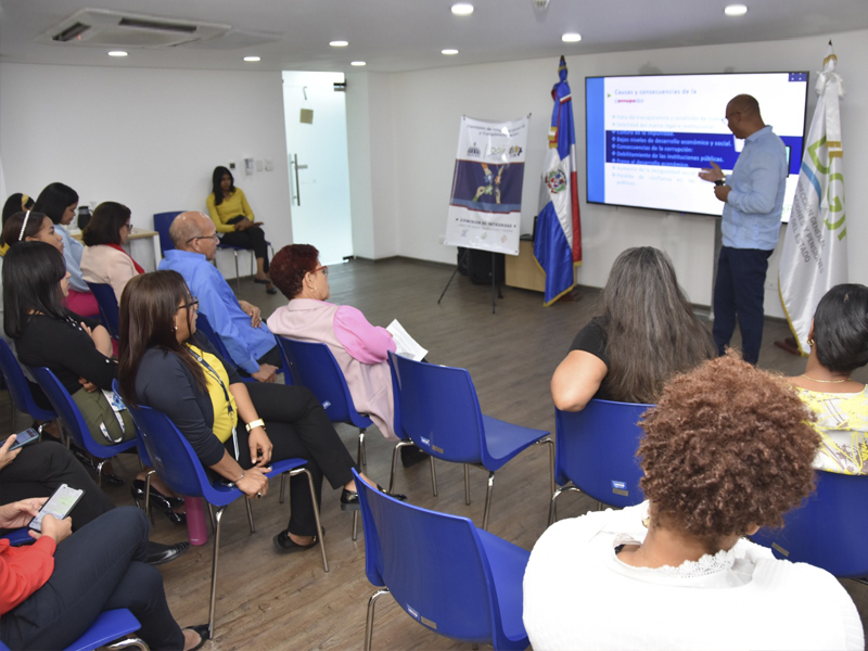 Licenciado Edgar Neuton Ramirez, miembro de la Comisión de Ética de la DGJP, explicó que el encuentro tiene como objetivo principal brindar a los participantes las herramientas y conocimientos necesarios para evaluar, valorar y priorizar el riesgo de corrupción en la administración pública. Licenciado Edgar Neuton Ramirez, miembro de la Comisión de Ética de la DGJP, explicó que el encuentro tiene como objetivo principal brindar a los participantes las herramientas y conocimientos necesarios para evaluar, valorar y priorizar el riesgo de corrupción en la administración pública.
