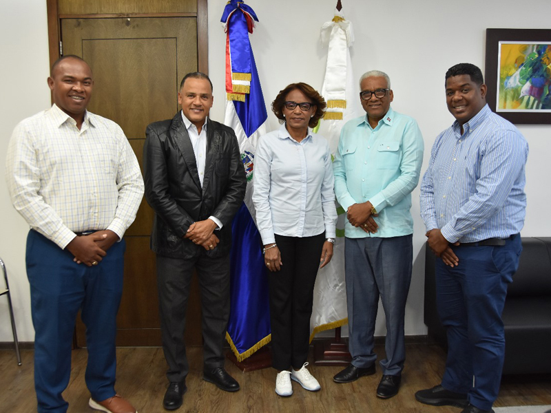 El director general de Jubilaciones y Pensiones, licenciado Juan Rosa, recibió a la candidata a diputada por la provincia Santo Domingo Oeste, doctora Ana Luisa Lora, quien se hizo acompañar por los señores Deivy Concepción y José Miguel del Rio.