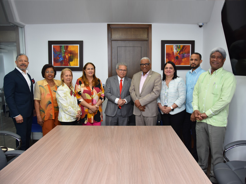 El director general de Jubilaciones y Pensiones a Cargo del Estado (DGJP), licenciado Juan Rosa, recibió una comisión del Colegio Médico Dominicano encabezada por su presidente, doctor Waldo Ariel Suero, con la finalidad de darle seguimiento al tema de las pensiones de los galenos. El director general de Jubilaciones y Pensiones a Cargo del Estado (DGJP), licenciado Juan Rosa, recibió una comisión del Colegio Médico Dominicano encabezada por su presidente, doctor Waldo Ariel Suero, con la finalidad de darle seguimiento al tema de las pensiones de los galenos.