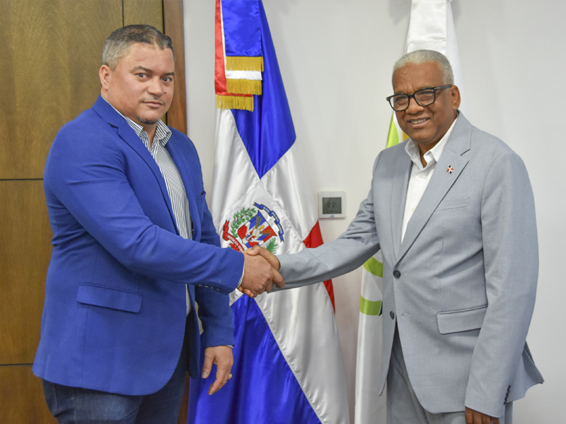 El director general de Jubilaciones y Pensiones a Cargo del Estado, licenciado Juan Rosa, recibió al director del Distrito Municipal, presidente Antonio Guzmán Fernández, San Francisco de Macorís, Luis A. Ramos, quien se hizo acompañar por el vocal del referido municipio, José Miguel Tejada.