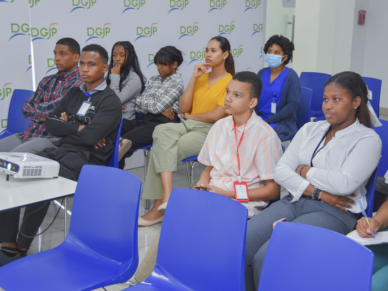 Los estudiantes que realizan la pasantía en la institución recibieron orientaciones relativas al Sistema de Reparto Estatal y el Sistema de Capitalización Individual (SCI), la Ley 87-01 y el Consejo Nacional de la Seguridad Social, así como los organismos que lo integran.