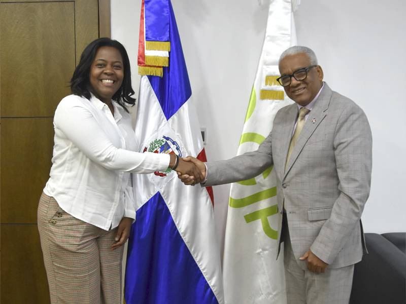 Licenciado Juan Rosa, recibió en su despacho la visita de cortesía de la licenciada Sugey García, abogada y experta en migración, con quien conversó temas en común para ambas partes. 