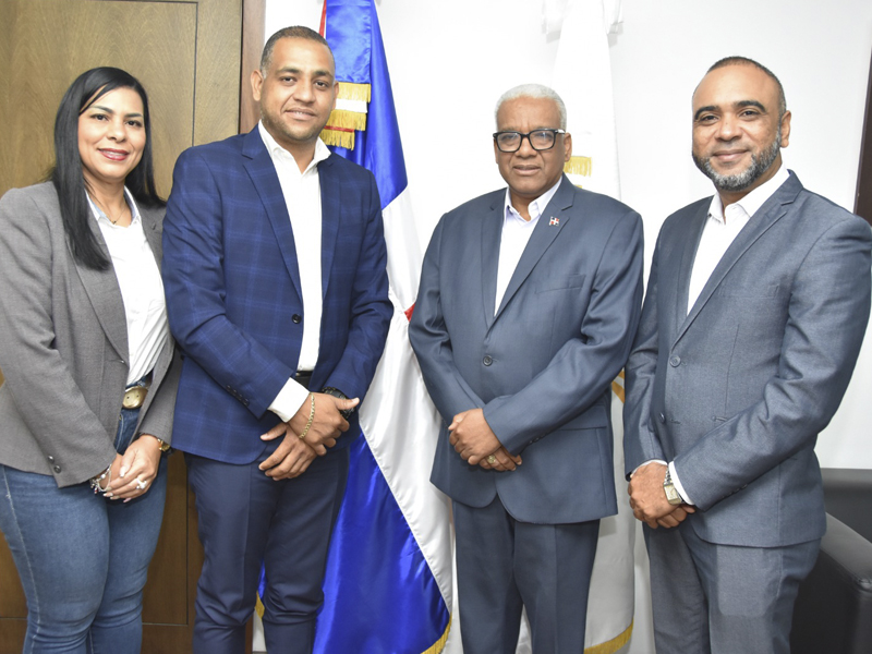 El director general de Jubilaciones y Pensiones a Cargo del Estado (DGJP), licenciado Juan Rosa, recibió en su despacho al alcalde de San Pedro de Macorís, ingeniero Raymundo Ortiz, con quien estuvo compartiendo temas afines para ambas partes. El ingeniero Ortiz estuvo acompañado de la directora de Recursos Humanos del ayuntamiento de San Pedro de Macorís, licenciada Raquel Escofet y el regidor Fabio Silvestre. El director general de Jubilaciones y Pensiones a Cargo del Estado (DGJP), licenciado Juan Rosa, recibió en su despacho al alcalde de San Pedro de Macorís, ingeniero Raymundo Ortiz, con quien estuvo compartiendo temas afines para ambas partes.
El ingeniero Ortiz estuvo acompañado de la directora de Recursos Humanos del ayuntamiento de San Pedro de Macorís, licenciada Raquel Escofet y el regidor Fabio Silvestre.