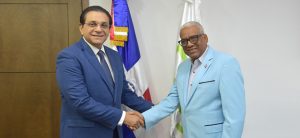 El director general de Jubilaciones y Pensiones a Cargo del Estado (DGJP), licenciado Juan Rosa, recibió en su despacho la visita de cortesía del senador electo por la provincia de Santiago de los Caballeros, doctor Daniel Rivera, con quien abordó temas de interés para ambas partes.