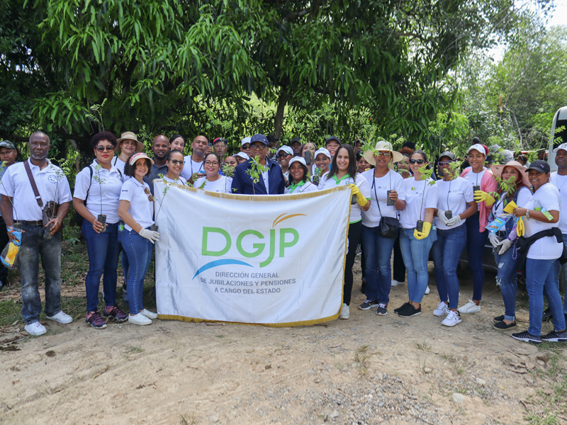El director general de Jubilaciones y Pensiones, licenciado Juan Rosa, encabezó una Jornada de Reforestación junto a decenas de colaboradores de la institución, en el municipio Maimón, de la provincia Monseñor Nouel, en donde fueron sembradas más de mil plantas de diferentes especies. El director general de Jubilaciones y Pensiones, licenciado Juan Rosa, encabezó una Jornada de Reforestación junto a decenas de colaboradores de la institución, en el municipio Maimón, de la provincia Monseñor Nouel, en donde fueron sembradas más de mil plantas de diferentes especies.