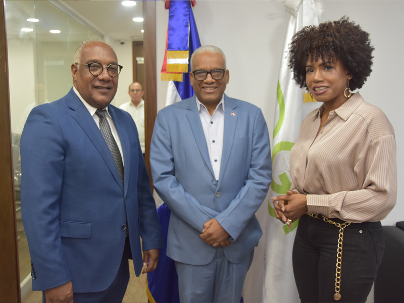 El director general de Jubilaciones y Pensiones, licenciado Juan Rosa, recibió a miembros de la Asociación Dominicana de Ex directores de Distritos Municipales (ADEXDIM), quienes hablaron temas de interés para ambas partes.