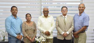 El director general de Jubilaciones y Pensiones a Cargo del Estado (DGJP), licenciado Juan Rosa, recibió en su despacho la visita de cortesía del hijo del fenecido expresidente de la República, doctor Joaquín Balaguer, y presidente del Movimiento Balaguer Pal Pueblo, Joaquín Balaguer Hijo, encuentro donde discutieron diversos temas de interés común.