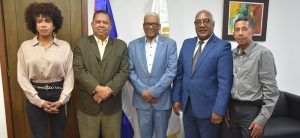 El director general de Jubilaciones y Pensiones, licenciado Juan Rosa, recibió a miembros de la Asociación Dominicana de Ex directores de Distritos Municipales (ADEXDIM), quienes hablaron temas de interés para ambas partes.
