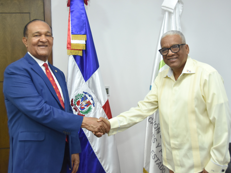 El director general de Jubilaciones y Pensiones a Cargo del Estado (DGJP), licenciado Juan Rosa, recibió hoy la visita de cortesía del senador por la provincia Santiago Rodriguez, Antonio Marte, con quien abordó temas en común para ambas partes.