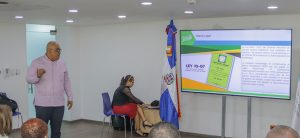 Con la finalidad de identificar los procesos donde existen riesgos de cometer acciones y comportamientos no éticos que puedan afectar la integridad de la institución, servidores públicos de la Dirección General de Jubilaciones y Pensiones a Cargo del Estado (DGJP), participaron en la charla sobre Riesgos Conductuales, organizada por la Comisión de Integridad y el departamento de Planificación y Desarrollo de la organización.