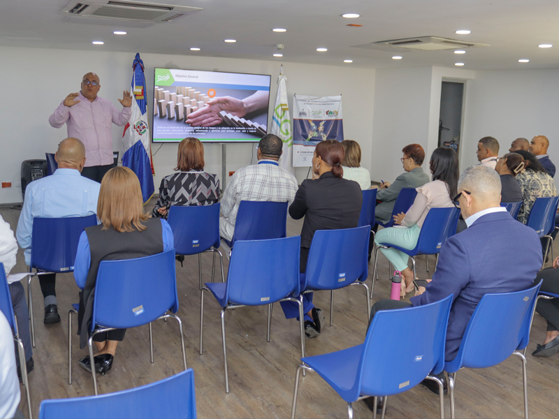 Con la finalidad de identificar los procesos donde existen riesgos de cometer acciones y comportamientos no éticos que puedan afectar la integridad de la institución, servidores públicos de la Dirección General de Jubilaciones y Pensiones a Cargo del Estado (DGJP), participaron en la charla sobre Riesgos Conductuales, organizada por la Comisión de Integridad y el departamento de Planificación y Desarrollo de la organización.
