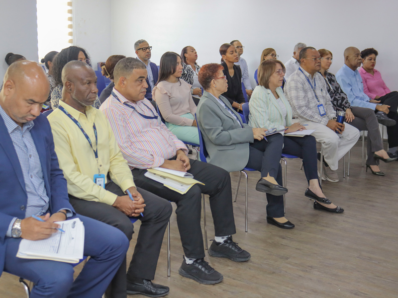 Con la finalidad de identificar los procesos donde existen riesgos de cometer acciones y comportamientos no éticos que puedan afectar la integridad de la institución, servidores públicos de la Dirección General de Jubilaciones y Pensiones a Cargo del Estado (DGJP), participaron en la charla sobre Riesgos Conductuales, organizada por la Comisión de Integridad y el departamento de Planificación y Desarrollo de la organización.