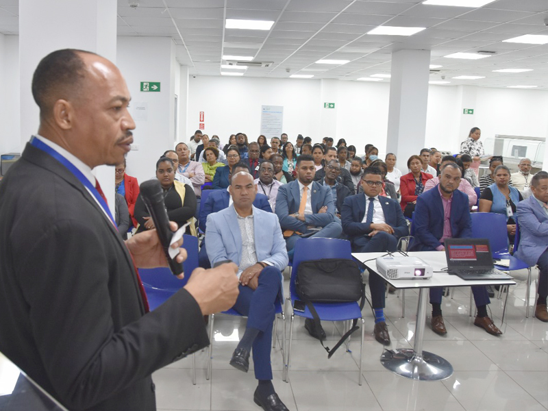 En la charla, impartida por el facilitador licenciado Adriano del Carmen Ramírez, analista del Ministerio de la Administración Pública, éste habló sobre conceptos referentes a las leyes y reglamentos que rigen la Asociación de Servidores Públicos, según lo establecido en la Ley número 41-08 de Función Pública y su Reglamento número 523-09 de Relaciones Laborales en la Administración Pública.