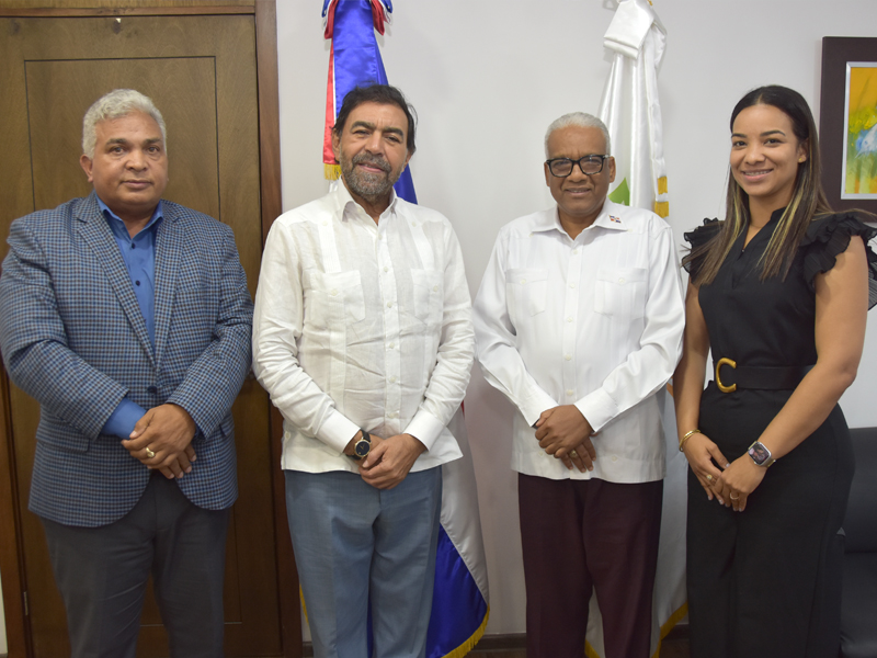 Durante la visita también estuvieron presentes por la DGJP, el licenciado Pedro Correa, encargado del departamento de Tramites de Pensiones y por el INDHRI, la directora de Recursos Humanos, licenciada Naomy Recio. Durante la visita también estuvieron presentes por la DGJP, el licenciado Pedro Correa, encargado del departamento de Tramites de Pensiones y por el INDHRI, la directora de Recursos Humanos, licenciada Naomy Recio.