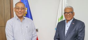 El director general de Jubilaciones y Pensiones a Cargo del Estado (DGJP), licenciado Juan Rosa, recibió en su despacho la visita de cortesía del director de la Oficina para el Reordenamiento del Transporte (OPRET), ingeniero Rafael Santos Pérez, con quien intercambió asuntos en común para ambas instituciones.