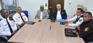 El director general de Jubilaciones y Pensiones a Cargo del Estado (DGJP), licenciado Juan Rosa, recibió este jueves una comisión integrada por miembros de la Unión Nacional de Bomberos (UNABOM), encabezada por su presidente, general Luis Esmurdoc.