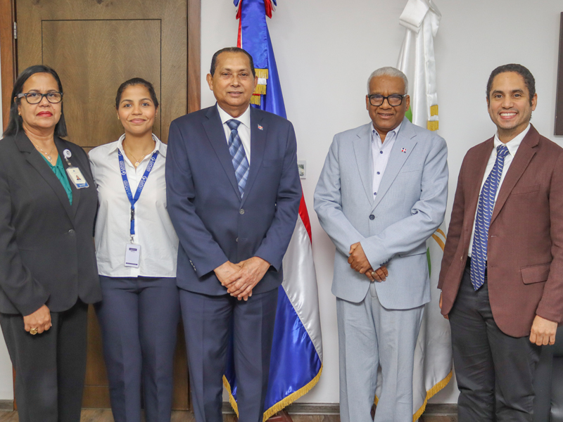 El director del CAPGEFI estuvo acompañado de una comisión de la institución, integrados por los licenciados Manuel Betancourt, encargado Académico; Pamela Abreu, encargada de Admisiones; y Mildred Siverio, encargada de Asuntos Curriculares. El director del CAPGEFI estuvo acompañado de una comisión de la institución, integrados por los licenciados Manuel Betancourt, encargado Académico; Pamela Abreu, encargada de Admisiones; y Mildred Siverio, encargada de Asuntos Curriculares.