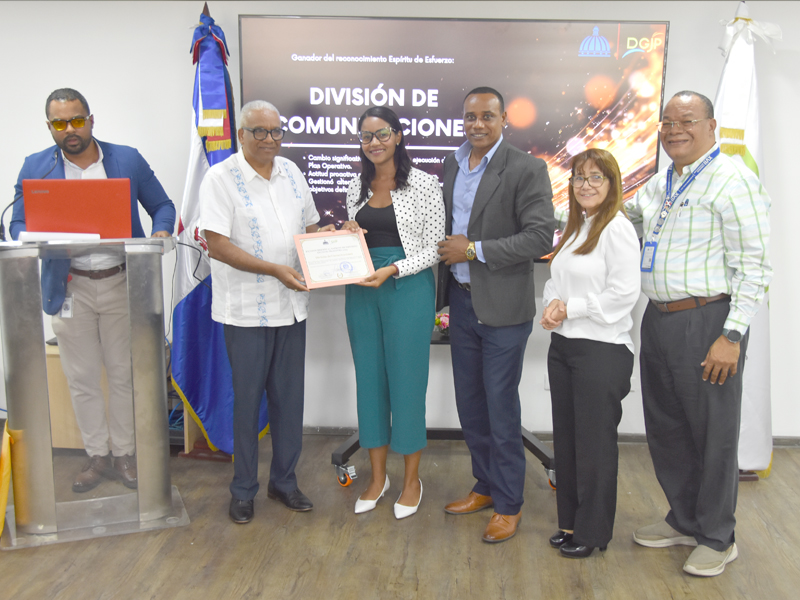 También fueron reconocidos aquellas áreas que mostraron espíritu de esfuerzo y dedicación durante la ejecución del POA definidos en el periodo, identificando a la División de Comunicaciones por el espíritu de esfuerzo, cambio en la ejecución de su Plan Operativo, alternativa para cumplir con los objetivos definidos.