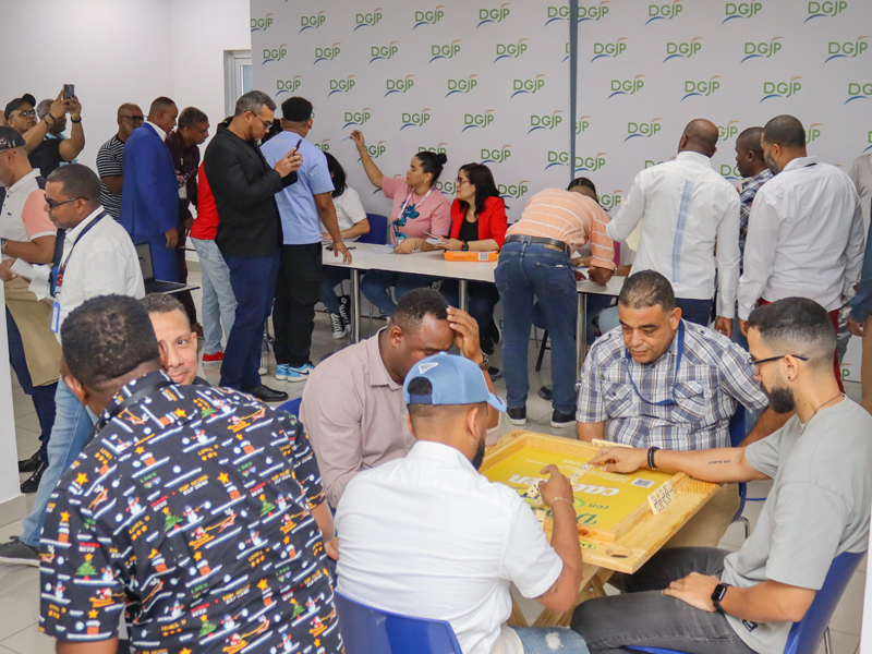 Con motivo del Dia de los Padres, la Dirección General de Jubilaciones y Pensiones a Cargo del Estado, celebró ese importante día para rendir homenaje a los padres que forman parte de la institución. 