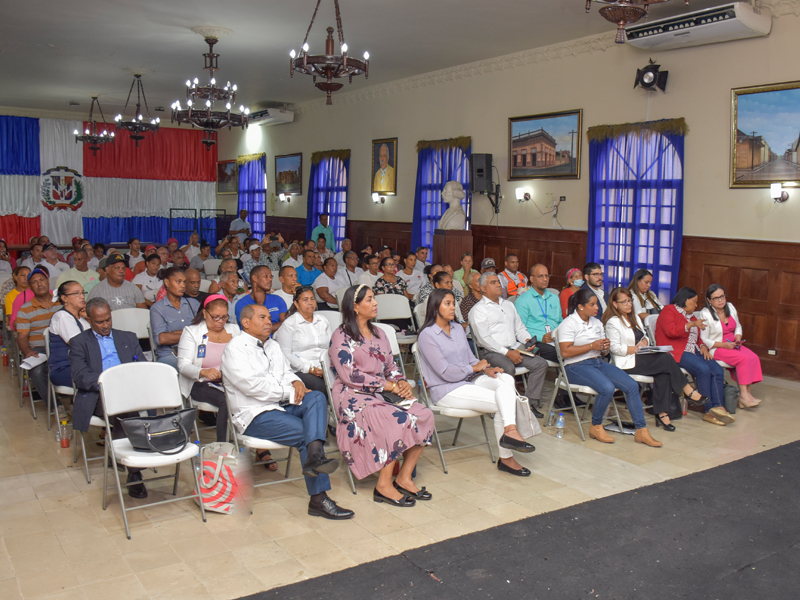 En representación del Director General de Jubilaciones y Pensiones a Cargo del Estado, licenciado Juan Rosa, la licenciada Brixeida Arias, coordinadora de la División de Control de Sobrevivencia participó como invitada especial en el Taller; “Derechos y Beneficios de los Afiliados del Régimen Contributivo”, actividad organizada por la Superintendencia de Salud y Riesgos Laborales (SISALRIL).