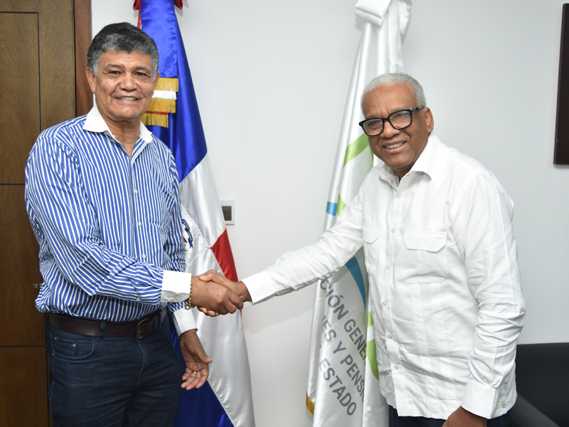El director general de Jubilaciones y Pensiones a Cargo del Estado (DGJP), licenciado Juan Rosa, recibió hoy la visita de cortesía del alcalde del municipio de Santo Domingo Oeste, Francisco Peña, con quien abordó diferentes temas en común para ambas instituciones.