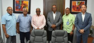 El director general de Jubilaciones y Pensiones, licenciado. Juan Rosa, encabezó una mesa de trabajo con una comisión de la Cooperativa de las Fuerzas Armadas y la Policía Nacional (COOPFFAAPOL).