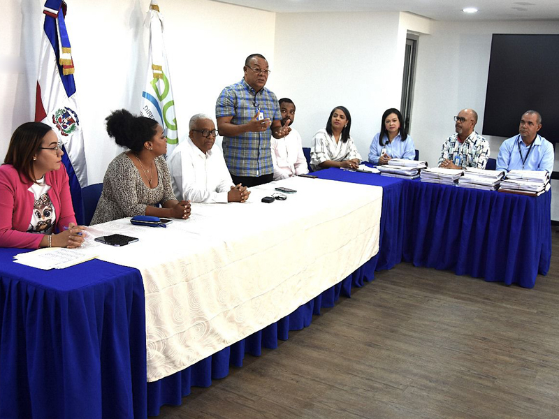 El director general de Jubilaciones y Pensiones, licenciado Juan Rosa, encabezó un importante encuentro en su Sede Central con los auxiliares de Control de Sobrevivencia, a los fines de fortalecer el trabajo de estos colaboradores, quienes son los responsables de visitar a los pensionados a nivel nacional. El director general de Jubilaciones y Pensiones, licenciado Juan Rosa, encabezó un importante encuentro en su Sede Central con los auxiliares de Control de Sobrevivencia, a los fines de fortalecer el trabajo de estos colaboradores, quienes son los responsables de visitar a los pensionados a nivel nacional.