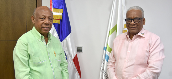 El director general de Jubilaciones y Pensiones, licenciado Juan Rosa, recibió en su despacho al director del Instituto Agrario Dominicano (IAD), Francisco Guillermo García y al subdirector de esa entidad, Wifredy Guzmán.