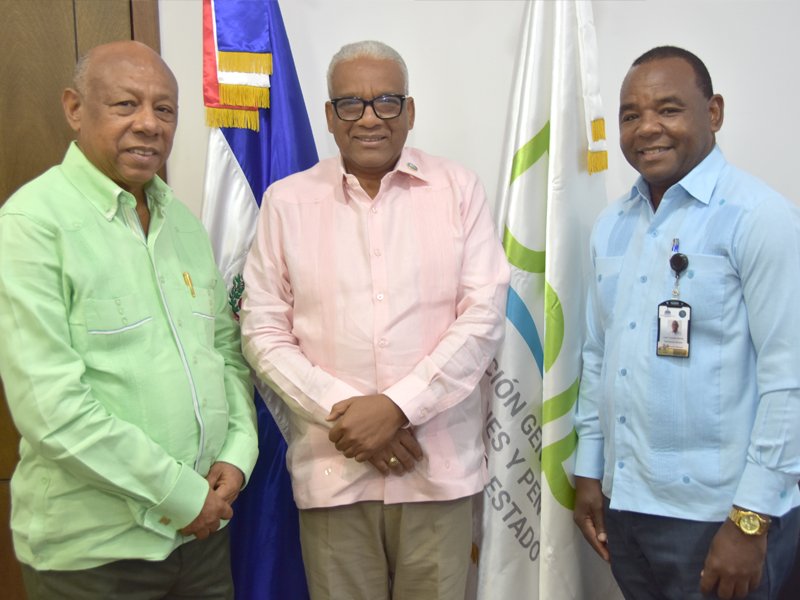 El director general de Jubilaciones y Pensiones, licenciado Juan Rosa, recibió en su despacho al director del Instituto Agrario Dominicano (IAD), Francisco Guillermo García y al subdirector de esa entidad, Wifredy Guzmán. El director general de Jubilaciones y Pensiones, licenciado Juan Rosa, recibió en su despacho al director del Instituto Agrario Dominicano (IAD), Francisco Guillermo García y al subdirector de esa entidad, Wifredy Guzmán.