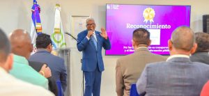 El licenciado Juan Rosa, director general de Jubilaciones y Pensiones a Cargo del Estado, informó que desde el año 2020 hasta la fecha se han otorgado 131,656 pensiones en diversas modalidades: civiles, policiales y solidarias. Durante un conversatorio celebrado en la sede de la institución, cuyo tema central fue el Sistema de Pensiones de Reparto Estatal de la República Dominicana, Rosa desglosó que dentro de estas 66 mil 566 corresponden a pensiones civiles por antigüedad, del antiguo Instituto Dominicano de Seguro Sociales (IDSS), glorias del deporte, pabellón de la fama y pensiones especiales; mientras que, 59 mil 703 corresponden a pensiones solidarias y 5 mil 387 de exmiembros de la Policía Nacional. Informó que entre el 2020 y octubre del 2024, 5,377 afiliados han sido transferidos del Sistema de Capitalización Individual al Sistema de Reparto Estatal, lo que ha representado un traspaso de RD$ 5,050 millones.