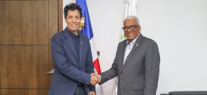 El director general de Jubilaciones y Pensiones a Cargo del Estado, licenciado Juan Rosa, recibió este martes la visita de cortesía del viceministro de Cultura y destacado merenguero dominicano, Fernando Cruz (Bonny Cepeda), con quien estuvo abordando diversos temas en común para ambas partes.