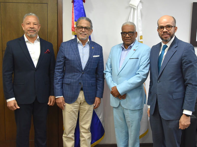 El director general de Jubilaciones y Pensiones a Cargo del Estado (DGJP), licenciado Juan Rosa, recibió hoy en su despacho la visita de cortesía del magistrado miembro del Tribunal Constitucional de la República Dominicana, licenciado José Alejandro Ayuso. Durante el encuentro abordaron diversos temas afines para ambas partes. También estuvieron presentes el licenciado Geovanny Nina Cruz, letrado del Tribunal Constitucional y el encargado Jurídico de la DGJP, licenciado Elvin Villanueva. El director general de Jubilaciones y Pensiones a Cargo del Estado (DGJP), licenciado Juan Rosa, recibió hoy en su despacho la visita de cortesía del magistrado miembro del Tribunal Constitucional de la República Dominicana, licenciado José Alejandro Ayuso. Durante el encuentro abordaron diversos temas afines para ambas partes.
También estuvieron presentes el licenciado Geovanny Nina Cruz, letrado del Tribunal Constitucional y el encargado Jurídico de la DGJP, licenciado Elvin Villanueva.