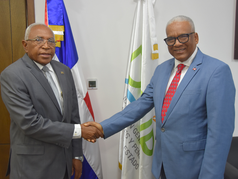 El director general de Jubilaciones y Pensiones a Cargo del Estado (DGJP), licenciado Juan Rosa, recibió en su despacho la visita de cortesía del señor Rómulo Arias Moscat, director de Contabilidad Gubernamental. 