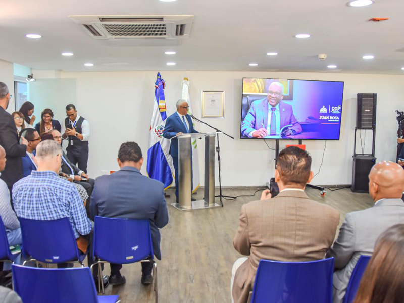 El licenciado Juan Rosa, director general de Jubilaciones y Pensiones a Cargo del Estado, informó que desde el año 2020 hasta la fecha se han otorgado 131,656 pensiones en diversas modalidades: civiles, policiales y solidarias.
Durante un conversatorio celebrado en la sede de la institución, cuyo tema central fue el Sistema de Pensiones de Reparto Estatal de la República Dominicana, Rosa desglosó que dentro de estas 66 mil 566 corresponden a pensiones civiles por antigüedad, del antiguo Instituto Dominicano de Seguro Sociales (IDSS), glorias del deporte, pabellón 
de la fama y pensiones especiales; mientras que, 59 mil 703 corresponden a pensiones solidarias y 5 mil 387 de exmiembros de la Policía Nacional.
Informó que entre el 2020 y octubre del 2024, 5,377 afiliados han sido transferidos del Sistema de Capitalización Individual al Sistema de Reparto Estatal, lo que ha representado un traspaso de RD$ 5,050 millones.

