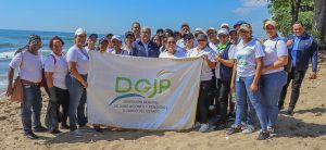 La Dirección General de Jubilaciones y Pensiones a Cargo del Estado (DGJP), en coordinación con el Ministerio de Medio Ambiente, llevó cabo una jornada de limpieza con el objetivo de contribuir a la preservación del medio ambiente y fomentar la conciencia ciudadana sobre la importancia de mantener las costas limpias. En el marco de la actividad el director general de la DGJP, licenciado Juan Rosa, resaltó el compromiso de la institución con el cuidado de los recursos naturales del país, indicando que la limpieza de costas se enmarca en las políticas públicas que lleva a cabo la entidad para fomentar la preservación del medio ambiente y así reducir el impacto del calentamiento global. Durante la jornada, hizo un llamado a la ciudadanía para cuidar el medio ambiente y contribuir con la limpieza de las playas, destacando la importancia de clasificar los desechos que contaminan las zonas costeras, subrayando que “solo así lograremos una nación más saludable y fuerte”, exhortó Rosa. De su lado, Andrea González, técnico del Viceministerio de Recursos Costeros y Marinos, destacó que el programa permanente de limpieza de playas busca conservar los ecosistemas y la biodiversidad marina. En ese sentido, resaltó la importancia de proteger especies como las tortugas marinas, que anidan en playas dominicanas de junio a diciembre, con el apoyo de instituciones gubernamentales y no gubernamentales. La jornada, coordinada por la División de Relaciones Interinstitucionales, en colaboración con el departamento de Recursos Humanos de la DGJP, tuvo lugar en la Playa Güibia y contó con la participación de 30 colaboradores de la institución, quienes dedicaron sus esfuerzos a esta importante causa ambiental.