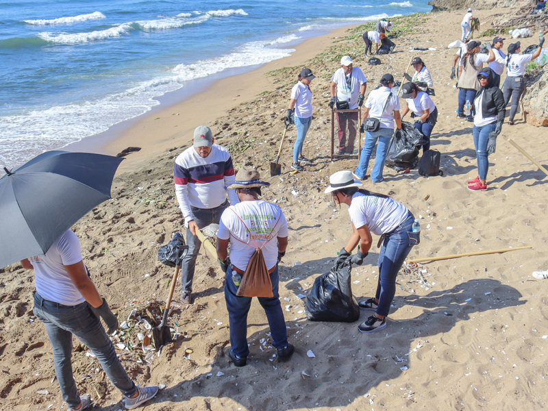 La Dirección General de Jubilaciones y Pensiones a Cargo del Estado (DGJP), en coordinación con el Ministerio de Medio Ambiente, llevó cabo una jornada de limpieza con el objetivo de contribuir a la preservación del medio ambiente y fomentar la conciencia ciudadana sobre la importancia de mantener las costas limpias. En el marco de la actividad el director general de la DGJP, licenciado Juan Rosa, resaltó el compromiso de la institución con el cuidado de los recursos naturales del país, indicando que la limpieza de costas se enmarca en las políticas públicas que lleva a cabo la entidad para fomentar la preservación del medio ambiente y así reducir el impacto del calentamiento global. Durante la jornada, hizo un llamado a la ciudadanía para cuidar el medio ambiente y contribuir con la limpieza de las playas, destacando la importancia de clasificar los desechos que contaminan las zonas costeras, subrayando que “solo así lograremos una nación más saludable y fuerte”, exhortó Rosa.   La Dirección General de Jubilaciones y Pensiones a Cargo del Estado (DGJP), en coordinación con el Ministerio de Medio Ambiente, llevó cabo una jornada de limpieza con el objetivo de contribuir a la preservación del medio ambiente y fomentar la conciencia ciudadana sobre la importancia de mantener las costas limpias.
En el marco de la actividad el director general de la DGJP, licenciado Juan Rosa, resaltó el compromiso de la institución con el cuidado de los recursos naturales del país, indicando que la limpieza de costas se enmarca en las políticas públicas que lleva a cabo la entidad para fomentar la preservación del medio ambiente y así reducir el impacto del calentamiento global.
Durante la jornada, hizo un llamado a la ciudadanía para cuidar el medio ambiente y contribuir con la limpieza de las playas, destacando la importancia de clasificar los desechos que contaminan las zonas costeras, subrayando que “solo así lograremos una nación más saludable y fuerte”, exhortó Rosa.