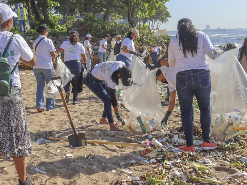 La Dirección General de Jubilaciones y Pensiones a Cargo del Estado (DGJP), en coordinación con el Ministerio de Medio Ambiente, llevó cabo una jornada de limpieza con el objetivo de contribuir a la preservación del medio ambiente y fomentar la conciencia ciudadana sobre la importancia de mantener las costas limpias. En el marco de la actividad el director general de la DGJP, licenciado Juan Rosa, resaltó el compromiso de la institución con el cuidado de los recursos naturales del país, indicando que la limpieza de costas se enmarca en las políticas públicas que lleva a cabo la entidad para fomentar la preservación del medio ambiente y así reducir el impacto del calentamiento global. Durante la jornada, hizo un llamado a la ciudadanía para cuidar el medio ambiente y contribuir con la limpieza de las playas, destacando la importancia de clasificar los desechos que contaminan las zonas costeras, subrayando que “solo así lograremos una nación más saludable y fuerte”, exhortó Rosa.   La Dirección General de Jubilaciones y Pensiones a Cargo del Estado (DGJP), en coordinación con el Ministerio de Medio Ambiente, llevó cabo una jornada de limpieza con el objetivo de contribuir a la preservación del medio ambiente y fomentar la conciencia ciudadana sobre la importancia de mantener las costas limpias.
En el marco de la actividad el director general de la DGJP, licenciado Juan Rosa, resaltó el compromiso de la institución con el cuidado de los recursos naturales del país, indicando que la limpieza de costas se enmarca en las políticas públicas que lleva a cabo la entidad para fomentar la preservación del medio ambiente y así reducir el impacto del calentamiento global.
Durante la jornada, hizo un llamado a la ciudadanía para cuidar el medio ambiente y contribuir con la limpieza de las playas, destacando la importancia de clasificar los desechos que contaminan las zonas costeras, subrayando que “solo así lograremos una nación más saludable y fuerte”, exhortó Rosa.