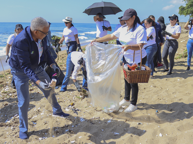La Dirección General de Jubilaciones y Pensiones a Cargo del Estado (DGJP), en coordinación con el Ministerio de Medio Ambiente, llevó cabo una jornada de limpieza con el objetivo de contribuir a la preservación del medio ambiente y fomentar la conciencia ciudadana sobre la importancia de mantener las costas limpias. En el marco de la actividad el director general de la DGJP, licenciado Juan Rosa, resaltó el compromiso de la institución con el cuidado de los recursos naturales del país, indicando que la limpieza de costas se enmarca en las políticas públicas que lleva a cabo la entidad para fomentar la preservación del medio ambiente y así reducir el impacto del calentamiento global. Durante la jornada, hizo un llamado a la ciudadanía para cuidar el medio ambiente y contribuir con la limpieza de las playas, destacando la importancia de clasificar los desechos que contaminan las zonas costeras, subrayando que “solo así lograremos una nación más saludable y fuerte”, exhortó Rosa.   La Dirección General de Jubilaciones y Pensiones a Cargo del Estado (DGJP), en coordinación con el Ministerio de Medio Ambiente, llevó cabo una jornada de limpieza con el objetivo de contribuir a la preservación del medio ambiente y fomentar la conciencia ciudadana sobre la importancia de mantener las costas limpias.
En el marco de la actividad el director general de la DGJP, licenciado Juan Rosa, resaltó el compromiso de la institución con el cuidado de los recursos naturales del país, indicando que la limpieza de costas se enmarca en las políticas públicas que lleva a cabo la entidad para fomentar la preservación del medio ambiente y así reducir el impacto del calentamiento global.
Durante la jornada, hizo un llamado a la ciudadanía para cuidar el medio ambiente y contribuir con la limpieza de las playas, destacando la importancia de clasificar los desechos que contaminan las zonas costeras, subrayando que “solo así lograremos una nación más saludable y fuerte”, exhortó Rosa.