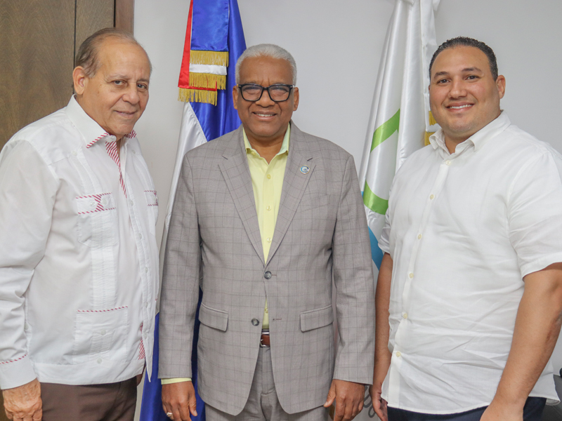 El director general de Jubilaciones y Pensiones a Cargo del Estado, licenciado Juan Rosa, recibió la mañana de este jueves en su despacho al asesor honorifico del presidente Luis Abinader, empresario Emilio Arcedo Reyes, con quien intercambio diferentes temas en común para ambas partes.