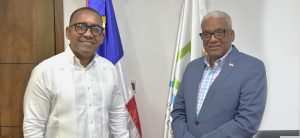 El director general de Jubilaciones y Pensiones, licenciado Juan Rosa, recibió en su despacho la visita del licenciado Victor Pichardo Custodio, director ejecutivo del Departamento Aeroportuario, con quien compartió diversos temas de interés social.