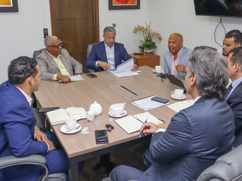 El director general de Jubilaciones y Pensiones a Cargo del Estado, licenciado Juan Rosa, recibió en su despacho la visita de cortesía del merenguero y compositor dominicano, Roberto Pérez (Rubby Pérez) y al presidente de Ouset Capital Opportunity Fund, Harry Green, donde abordaron temas de interés para el país. El director general de Jubilaciones y Pensiones a Cargo del Estado, licenciado Juan Rosa, recibió en su despacho la visita de cortesía del merenguero y compositor dominicano, Roberto Pérez (Rubby Pérez) y al presidente de Ouset Capital Opportunity Fund, Harry Green, donde abordaron temas de interés para el país.
