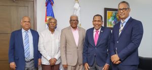 El director general de Jubilaciones y Pensiones a Cargo del Estado, licenciado Juan Rosa, recibió en su despacho a una delegación del Instituto del Legislador. Durante el encuentro, conversaron sobre distintos temas que permitirán fortalecer los servicios ofrecidos en beneficio de toda la ciudadanía. La delegación estuvo integrada por el senador y exsenador, Dagoberto Rodríguez Adames y Dionis Sánchez Carrasco, respectivamente; además, los diputados Darío De Jesús Zapata Estévez, de la provincia Dajabón, y Ramón Antonio Bueno Patiño, por la circunscripción 3 del Distrito Nacional.