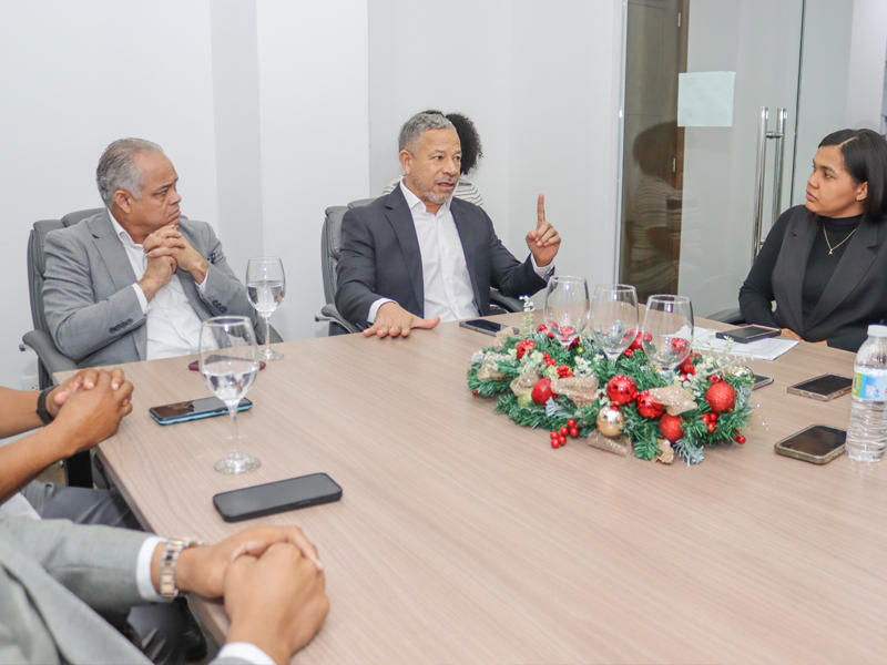 El director general de Jubilaciones y Pensiones a Cargo del Estado (DGJP), licenciado Juan Rosa, sostuvo una reunión este lunes con el director de la Dirección General de Información y Defensa de los Afiliados (DIDA), licenciado Elías Báez de los Santos, para abordar temas relacionados con los procesos de pensiones, jubilaciones y la interoperabilidad entre ambas instituciones. El director general de Jubilaciones y Pensiones a Cargo del Estado (DGJP), licenciado Juan Rosa, sostuvo una reunión este lunes con el director de la Dirección General de Información y Defensa de los Afiliados (DIDA), licenciado Elías Báez de los Santos, para abordar temas relacionados con los procesos de pensiones, jubilaciones y la interoperabilidad entre ambas instituciones.